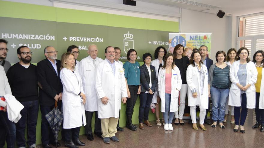 Foto de familia de algunos de los investigadores que forman parte del equipo que participa en el Proyecto Nela, con la consejera, de verde, en el centro del grupo.