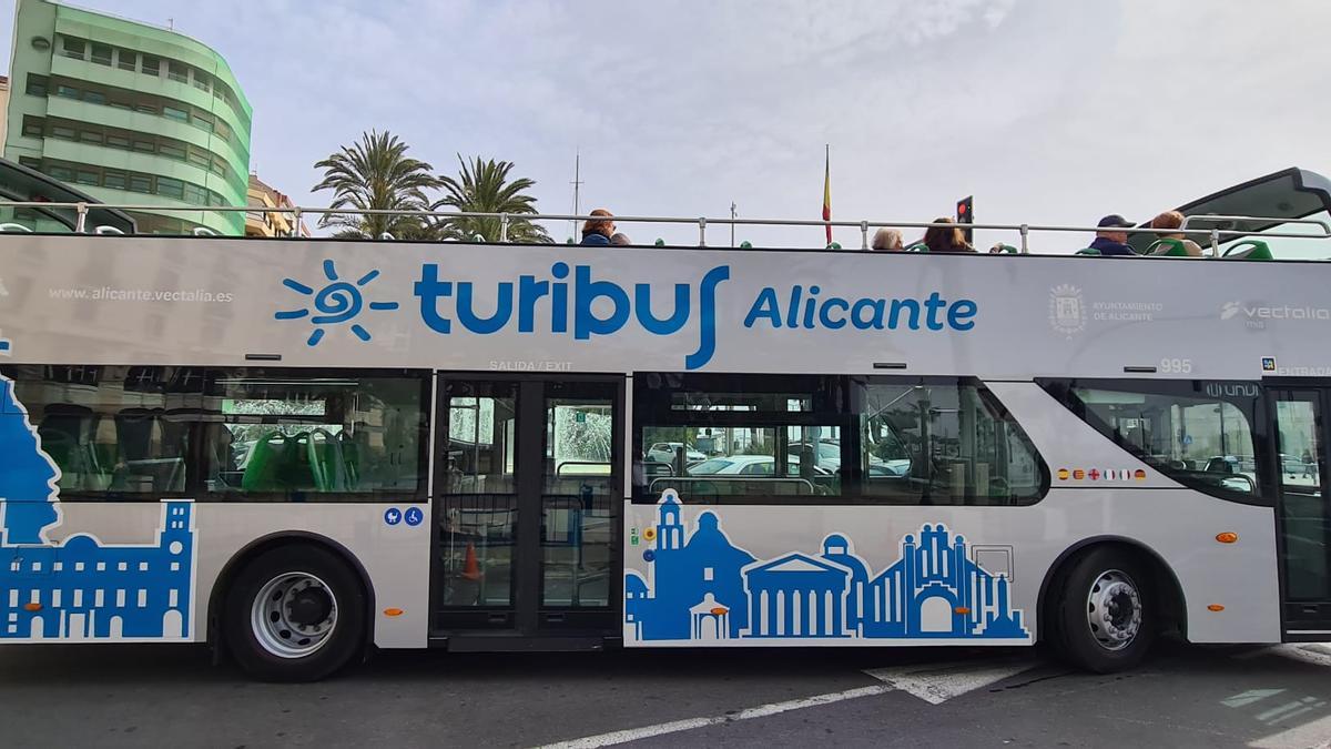 Imagen del Turibús que recorre Alicante.