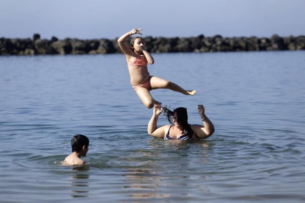 Primeros bañistas en la playa de Las Teresitas