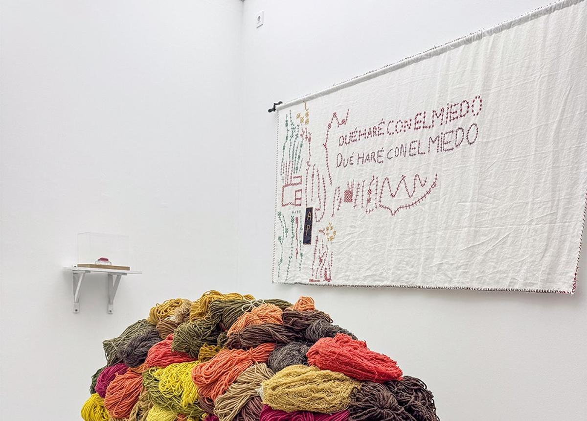 Una de las salas de la exposición 'La cólcedra al filo del alba'.