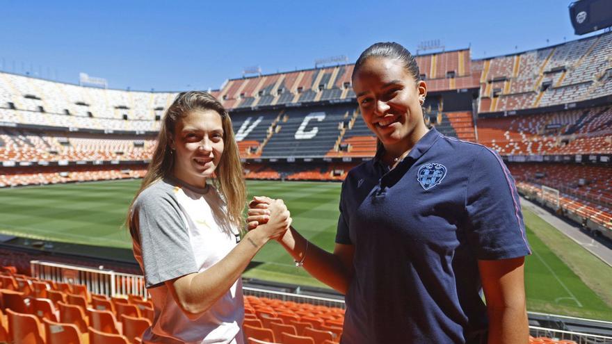 Asun Martínez y Gabi 
Nunes, delanteras de 
Valencia y Levante, posan
en Mestalla. j.m.lópez