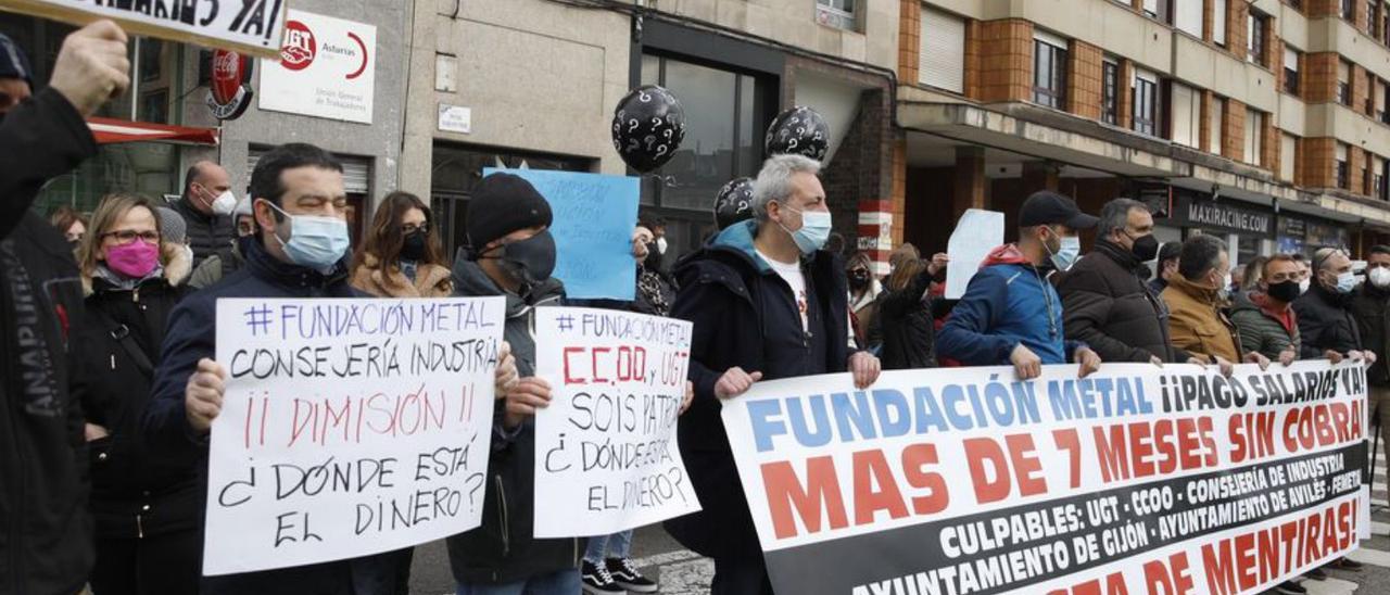 Concentración de trabajadores de la Fundación Metal, ayer, en Gijón. | |