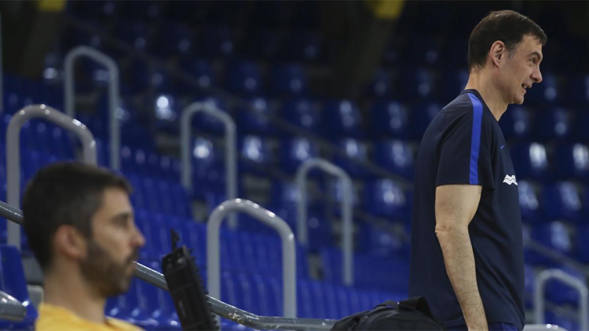 Juan Carlos Navarro (derecha) y Georgios Bartzokas durante un entrenamiento del Barça Lassa de baloncesto