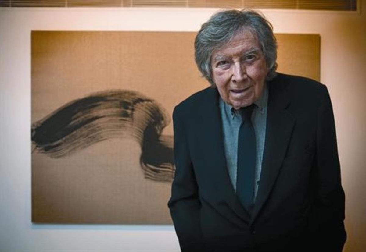 Antoni Tàpies, davant d’una de les seves obres, en una fotografia del 2010.