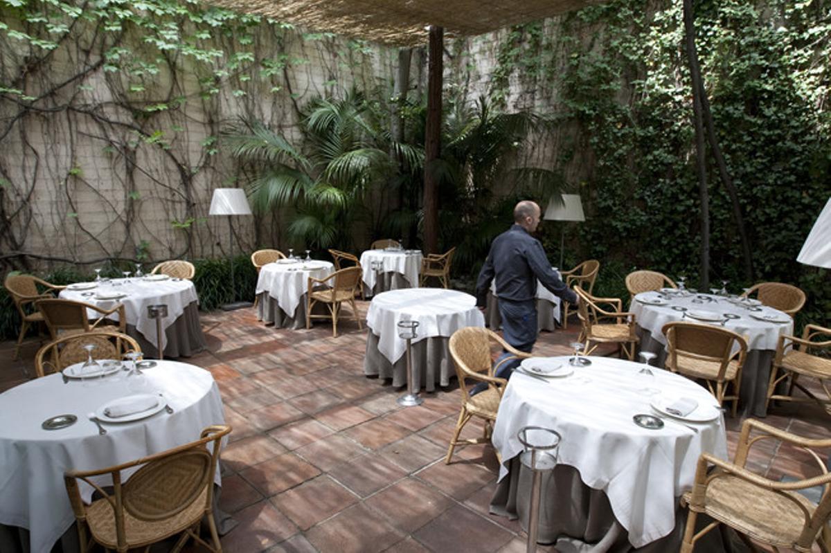 En la terraza Roig Robí parece que estás sentado en el patio de tu casa, con el salón abierto de par en par. Pero en tu casa no cuelgan cuadros de Tàpies de las paredes.