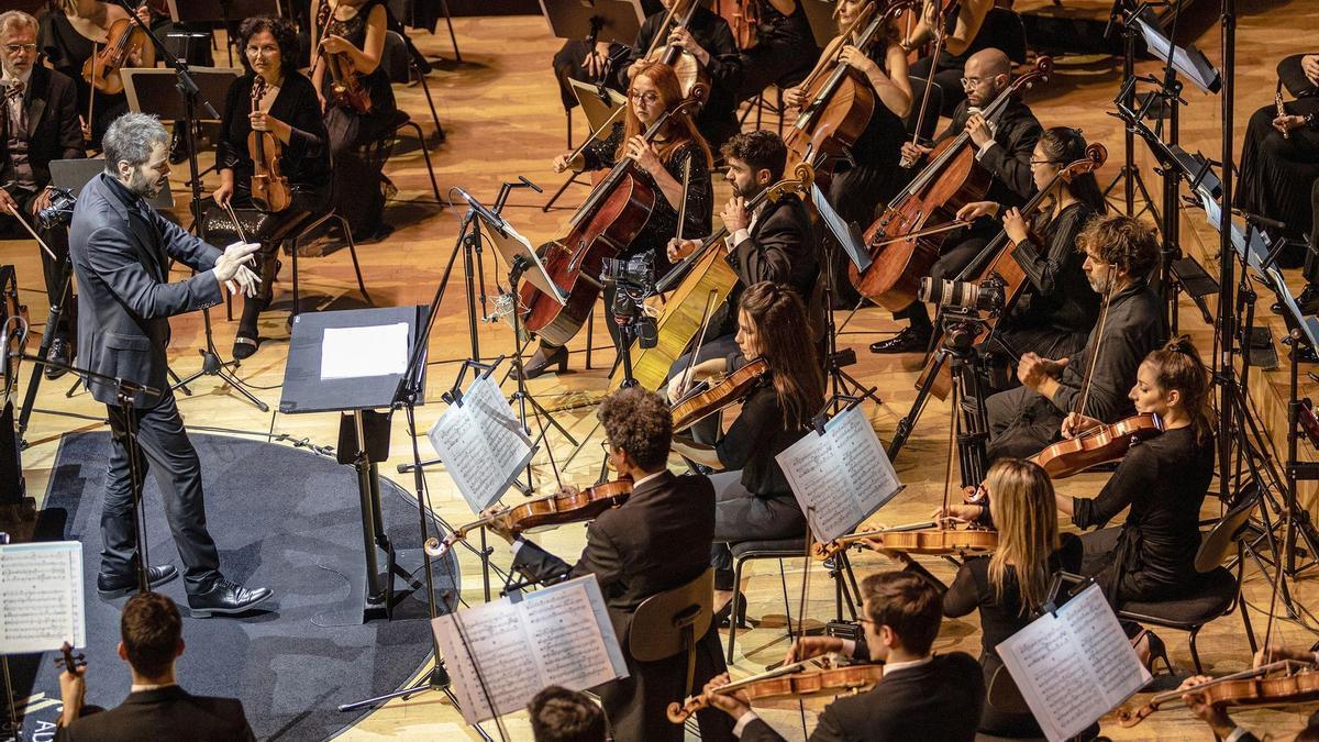 Josep Vicent dirige a ADDA Simfònica en un concierto en el Auditorio de la Diputación de Alicante