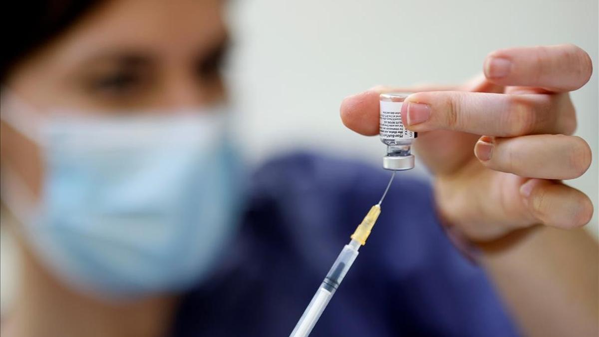 A nurse prepares a dose of the Pfizer-BioNTech COVID-19 vaccine at a coronavirus disease vaccination center in Nantes  France  January 29  2021  REUTERS Stephane Mahe