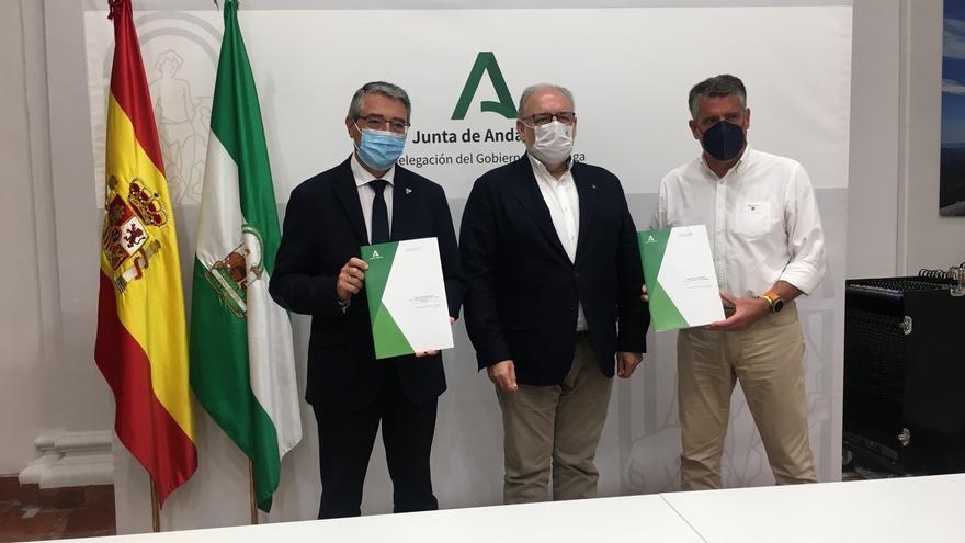 Firma del convenio para la construcción de centros de salud en Rincón de la Victoria y Nerja