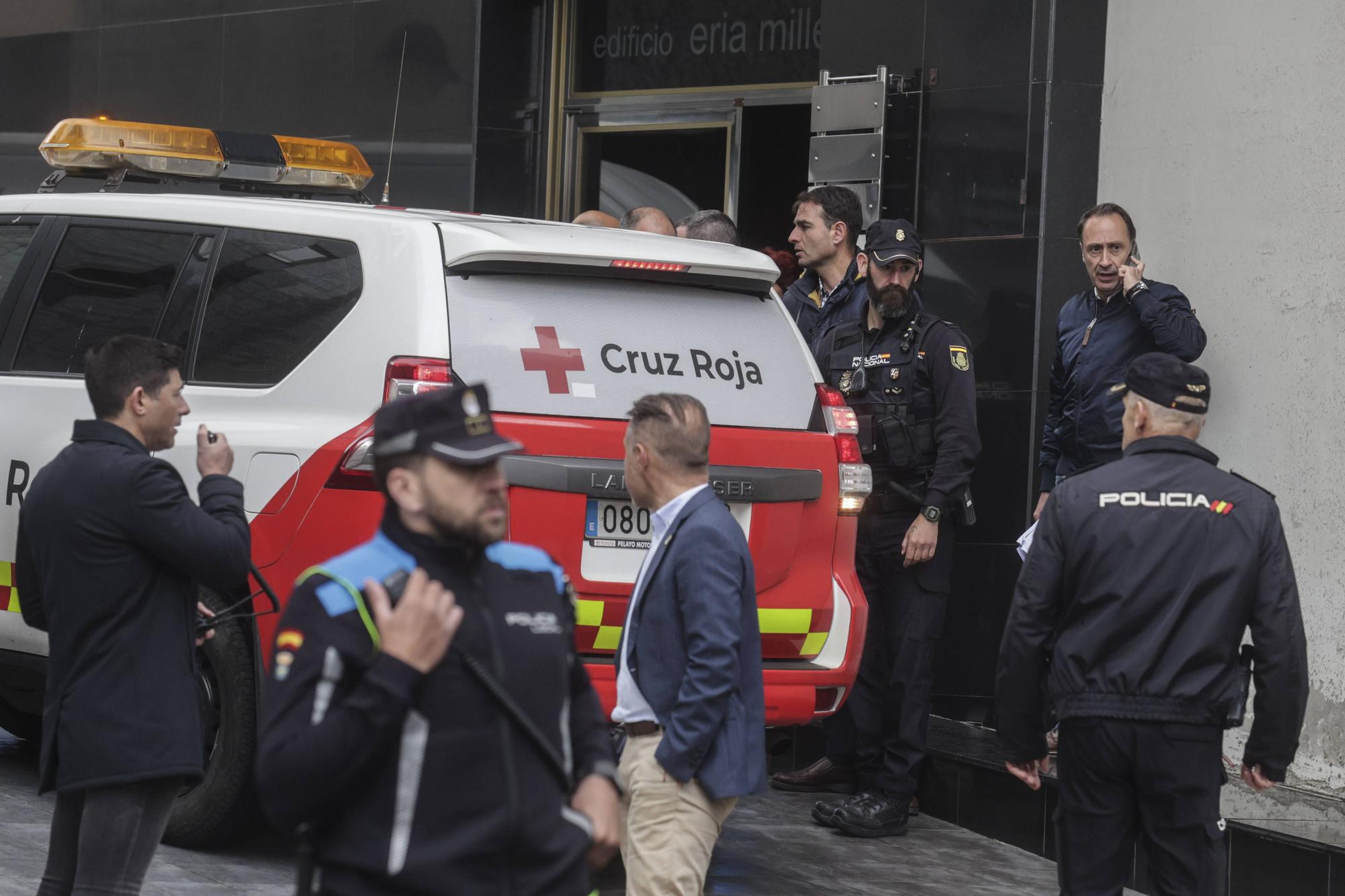 En imágenes: Conmoción en el ovetense barrio de La Ería por la muerte de dos gemelas de 12 años