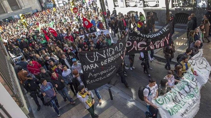 Un millar de alumnos protestan en Zaragoza contra los recortes en Educación