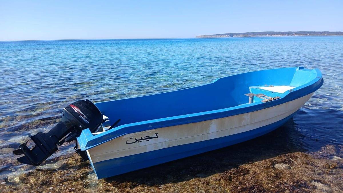 Patera llegada a la inmediaciones deel Blue Bar, en la playa de Migjorn, en Formentera