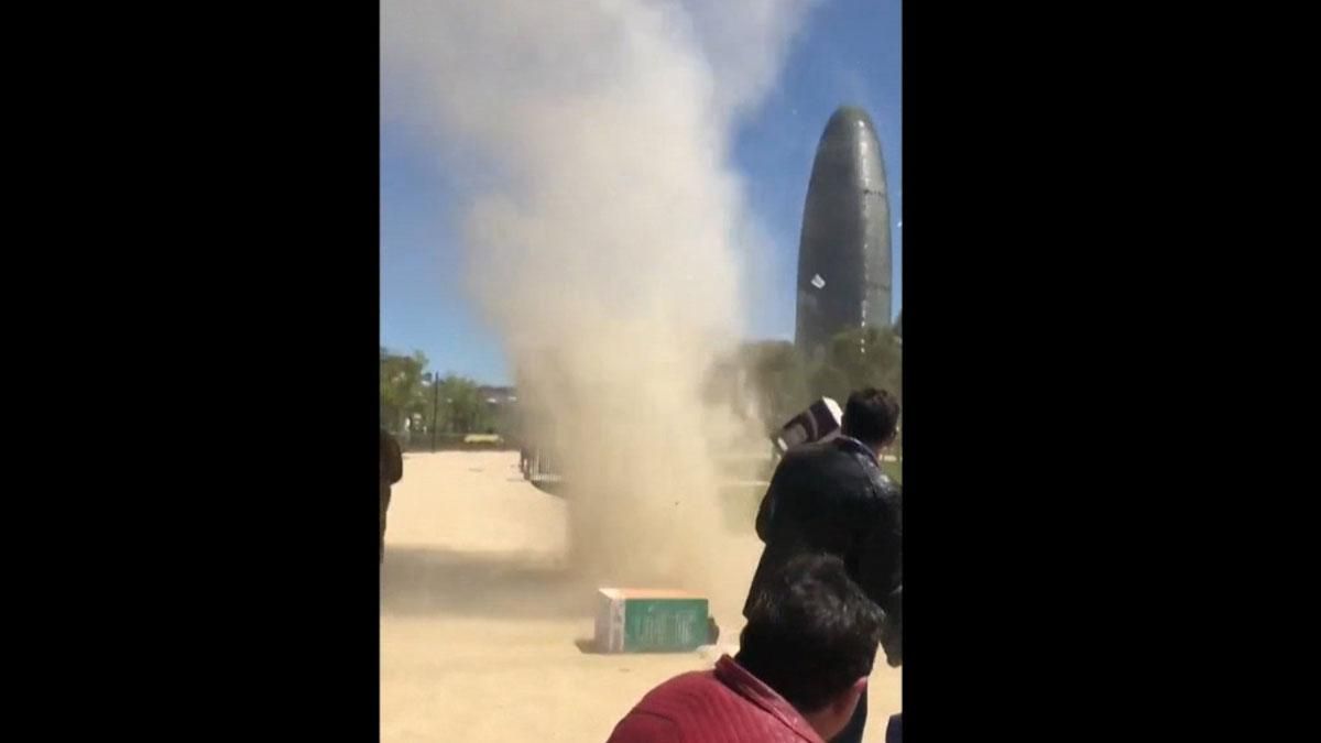 Un remolino de aire aparece en el parque de las Glòries, en Barcelona.