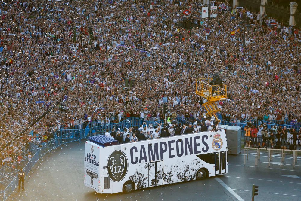 El Real Madrid celebra la duodécima con su afición