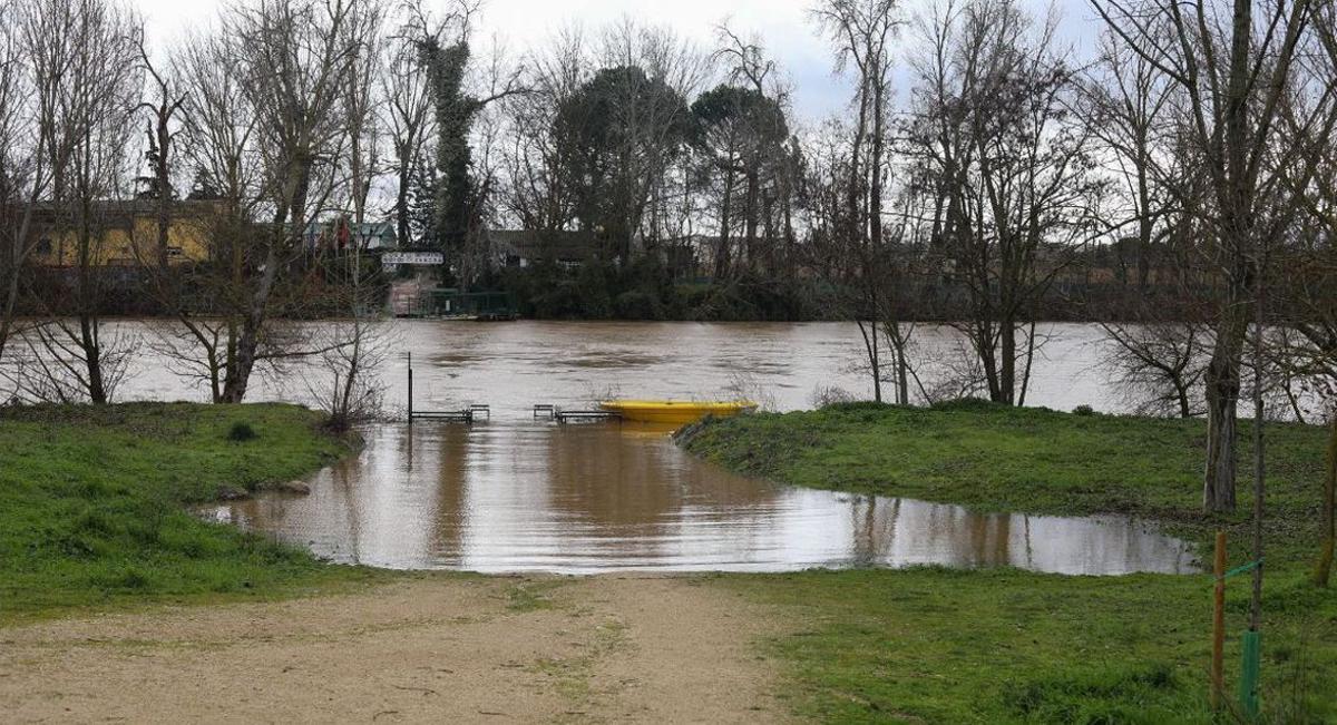 Inundación del embarcadero de la isla de las Pallas que comunica con el Club Náutico. | ALBA PRIETO