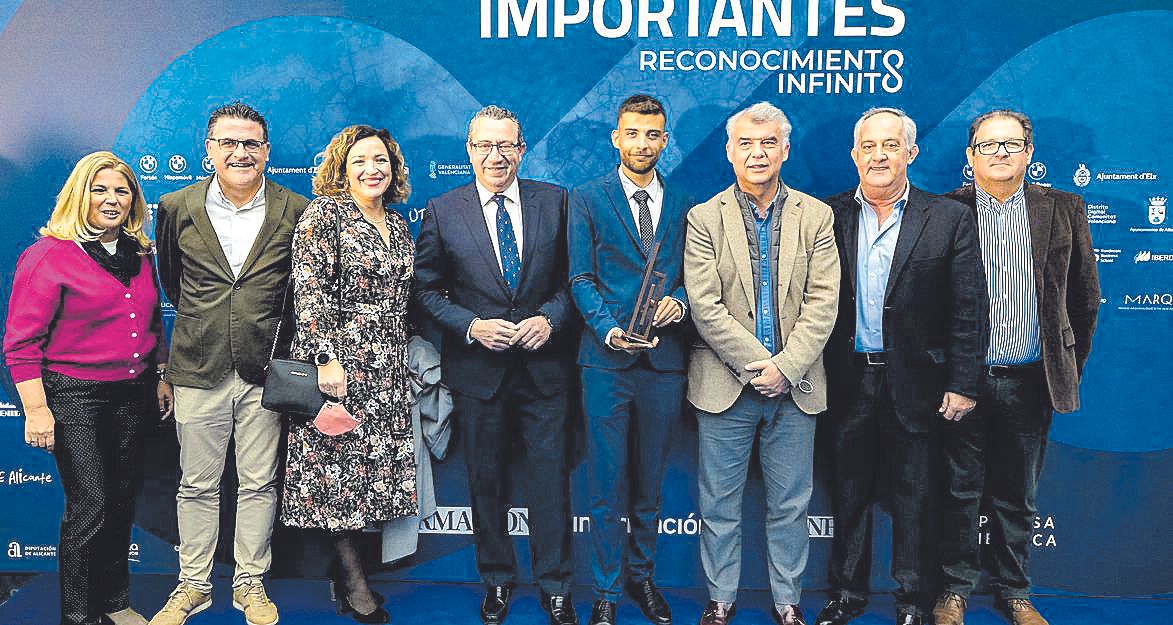 Los ediles del PP de Benidorm, Maril� Cebreros, Jos� Ram�n Gonz�lez de Z�rate y Lourdes Caselles, el alcalde benidormense, Toni P�rez, el socorrista Alejandro Ortiz, premiado en la gala, el concejal de Benidorm, Jes�s.jpg