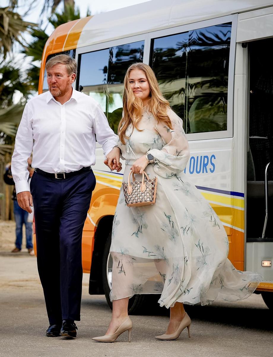 La princesa Amalia de Holanda, junto a su padre, el rey Guillermo