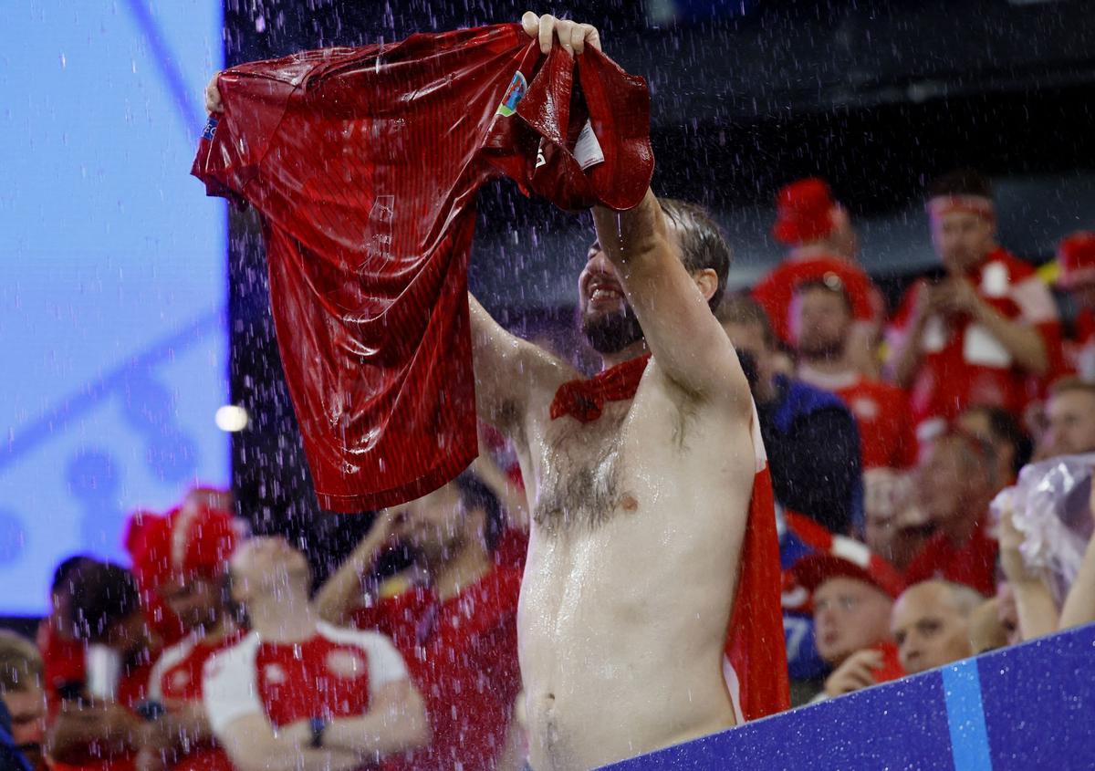 Una fuerte lluvia cae sobre el estadio BVB en Dortmund durante el partido de octavos de final de la Eurocopa 2024 entre Alemania y Dinamarca. El partido ha sido suspendido durante un rato