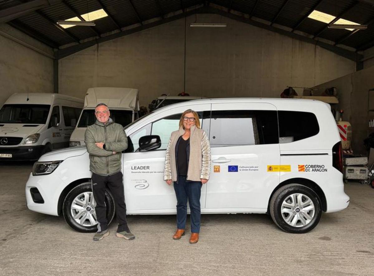 Mª Eugenia Coloma y Pedro Morales, presidenta y vicepresidente comarcal, junto al  vehículo.