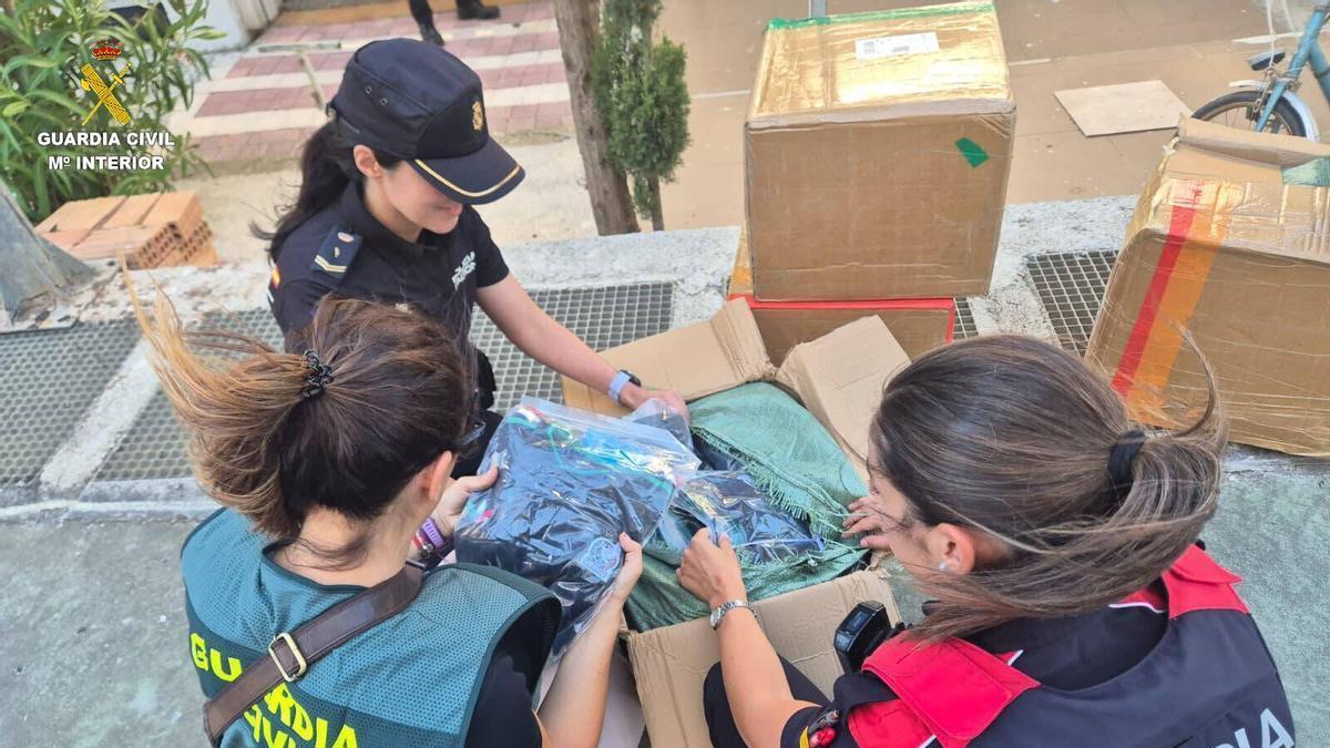 Les imatges del desmantellament d'un magatzem a Castelló d'Empúries amb gairebé 7.000 peces falsificades per al top manta