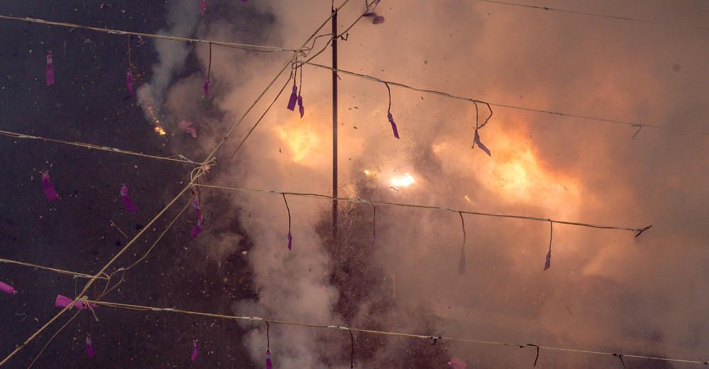 Primera mascletá de las Hogueras del 90 aniversario.