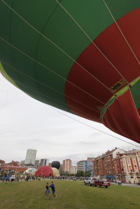 Salida de la regata de globos aerostáticos desde el "solarón", en Gijón.