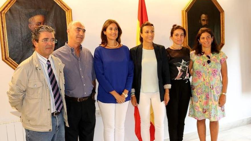 Foto de familia tras la presentación del convenio.