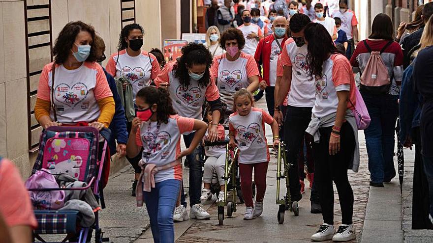 El paso de los andarines por la Rúa de los Francos. / JL Fernández