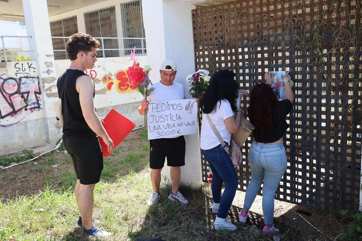 Homenaje al turista fallecido tras ser atropellado en Cala de Bou Homenaje al turista fallecido tras ser atropellado en Cala de Bou