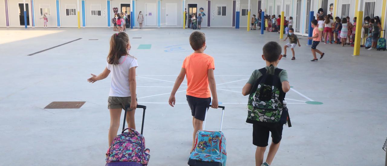 Tres alumnos del colegio Soledad Puértolas llegan al centro, en el primer día de curso del año pasado.