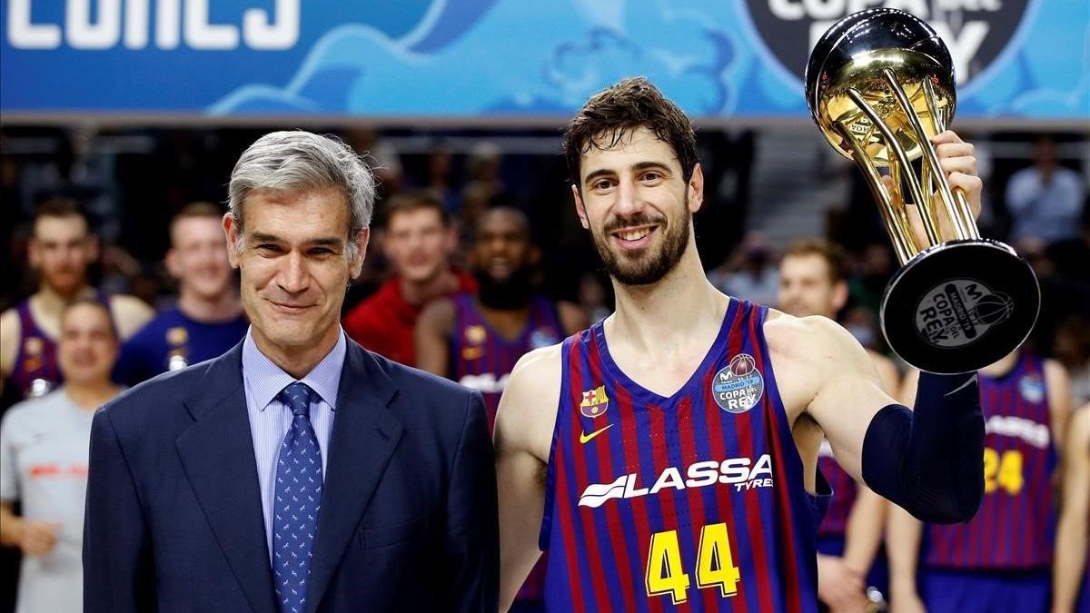 El capitán del Barça, Tomic levanta el trofeo de Copa junto al presidente de la ACB, Antonio Martín