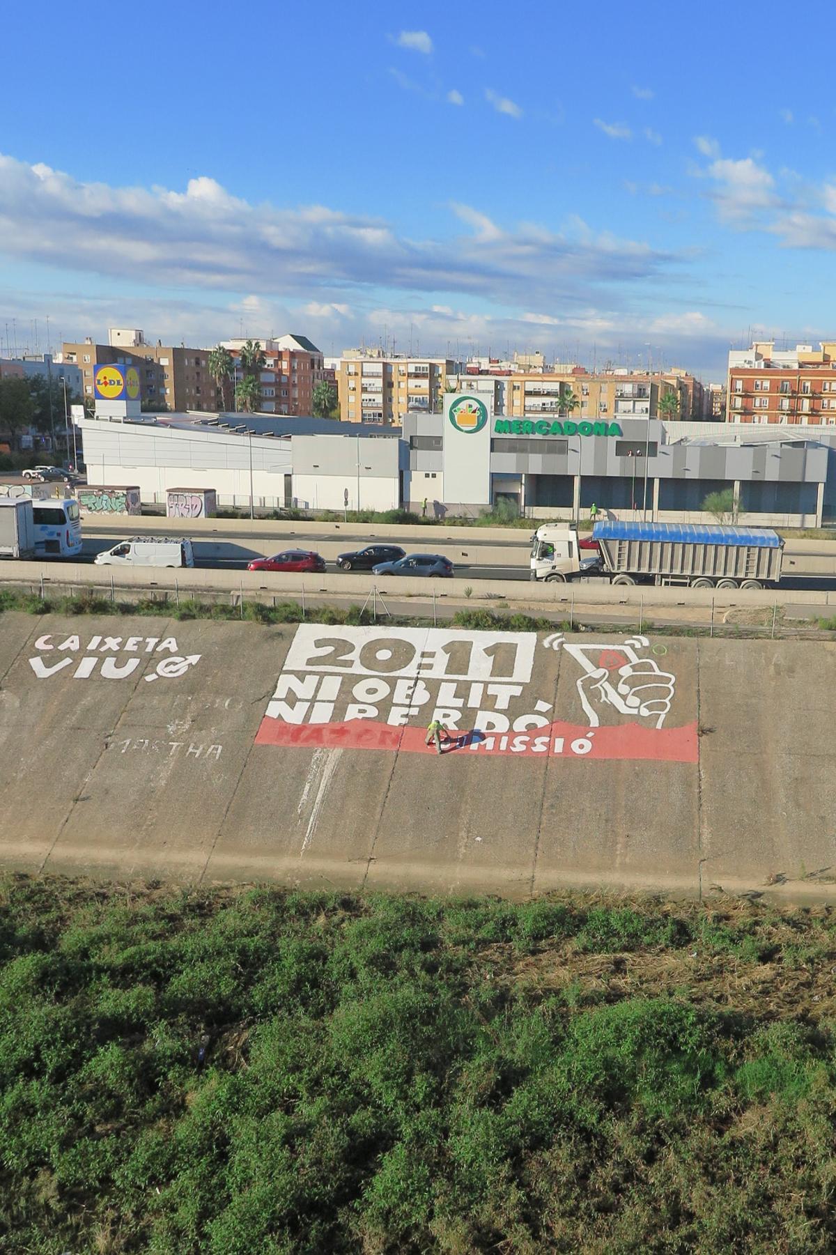 Tapan parte de un mural pintado en el nuevo cauce por el aniversario de la dana