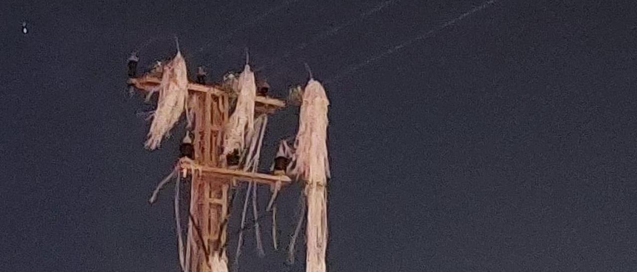 Unas cintas acabaron colgando en un poste eléctrico, provocando apagones