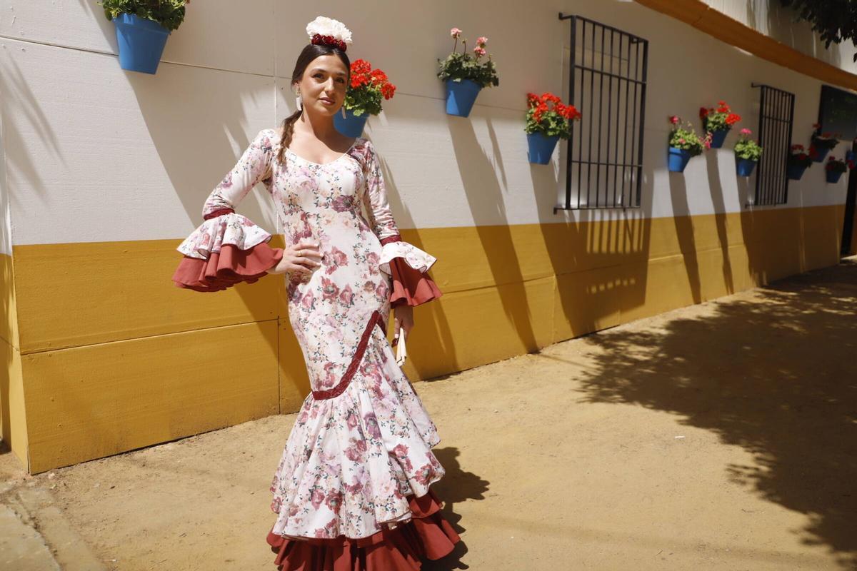 Cordobesas y visitantes lucen sus trajes de gitana en El Arenal