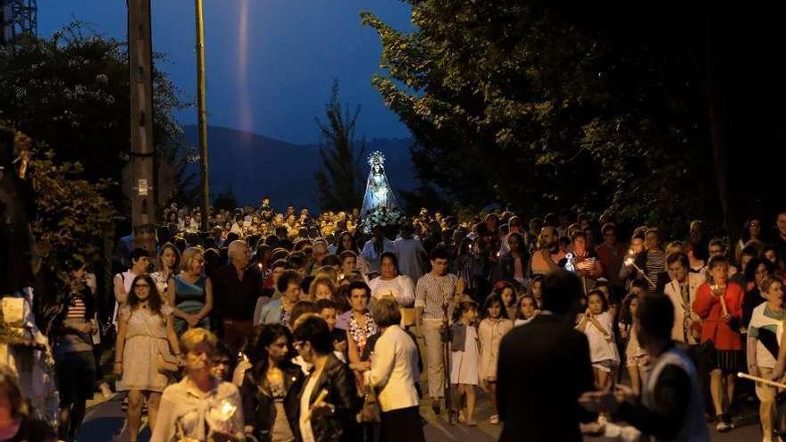 La multitudinaria procesión de la Virgen del Otero del pasado año en Pola de Laviana.