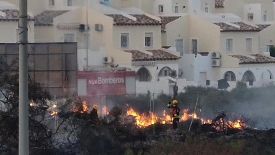 Nueve dotaciones de Bomberos Forestales y del Consorcio Provincial intervienen para sofocar un incendio junto a urbanizaciones en Orihuela Costa