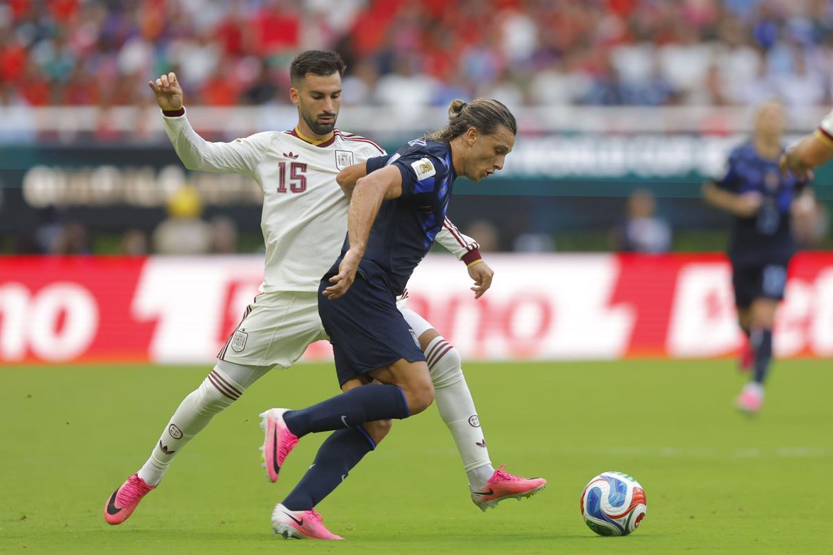 GR6105. GUADALAJARA (MÉXICO), 26/06/2026.- Agustín Canobbio (d) de Uruguay disputa el balón con Álex Baena de España este viernes, en un partido del grupo H del Mundial de la FIFA 2026 entre Uruguay y España en el estadio Akron en Guadalajara (México). EFE/ Francisco Guasco