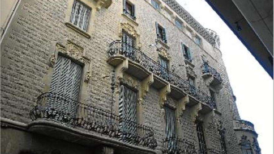 La façana de l&#039;edifici de la Buresa a la banda del carrer del Born, ahir, ja sense les bastides