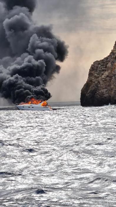 Rescatan a los cuatro ocupantes de un yate al incendiarse en las Malgrats