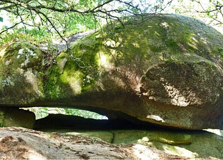 Parte superior da pedra en forma de ril.