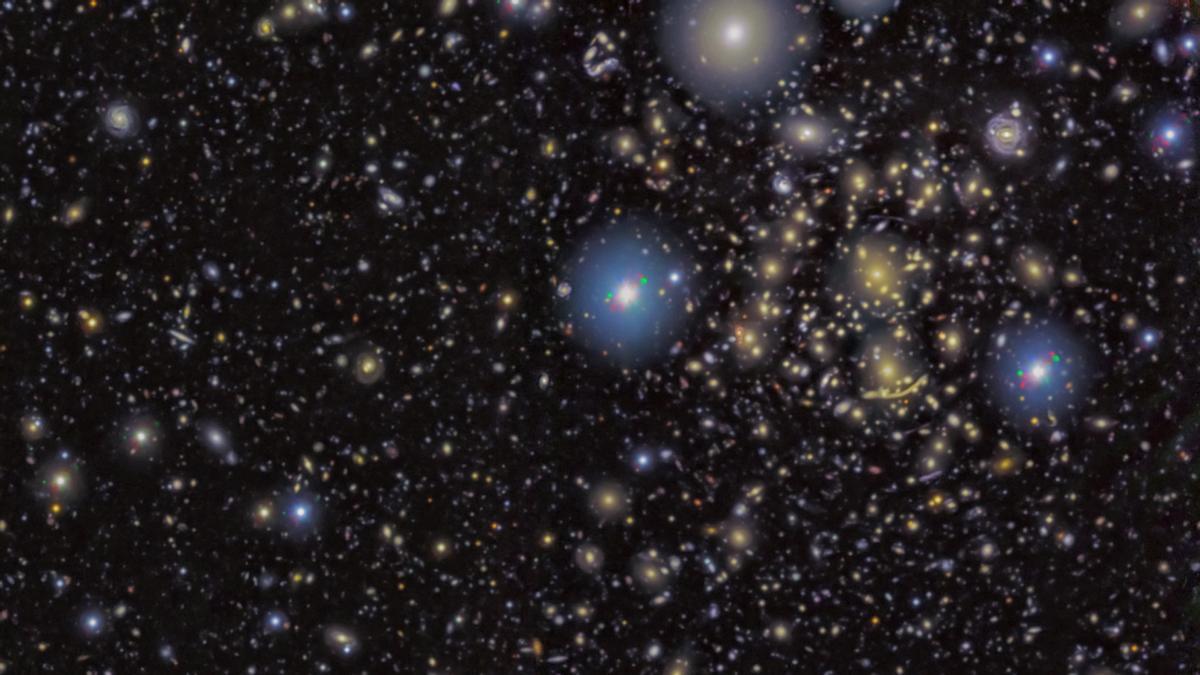 Imagen del cúmulo Abell 370. El centro del cúmulo está situado en la parte superior derecha de la imagen. En la misma zona se pueden ver galaxias amplificadas gravitacionalmente, algunas de ellas mostrando morfologías muy deformadas y alargadas, lo que se conoce como arcos.