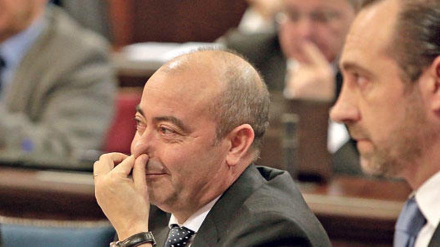 José Ramón Bauzá y Antonio Gómez, ayer en el pleno del Parlament.