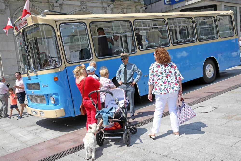 Vitrasa celebra su 50 aniversario con un recorrido por la ciudad en un autobús del año 1968 de color azul.