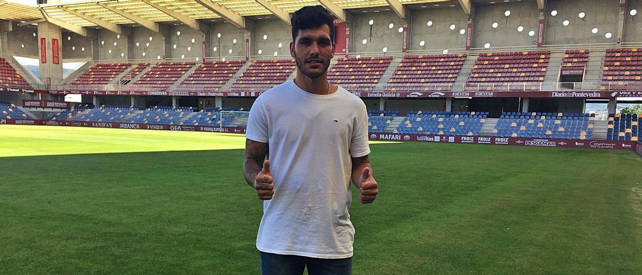 Samu Araújo posando ayer en Pasarón. |  // FDV