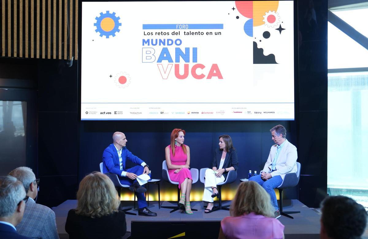 Antonio Duarte, ‘partner’ de Wellhuman; Elisabeth Arrojo, oncóloga experta en salud, bienestar y resiliencia; Almudena Mourenza, gerente del Servicio de Prevención de Abanca, y Daniel Torres, ‘coach’ de emprendimiento.