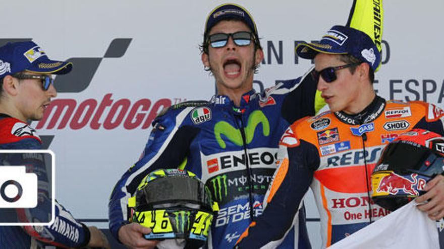 Rossi celebra su victoria junto a Márquez y Lorenzo