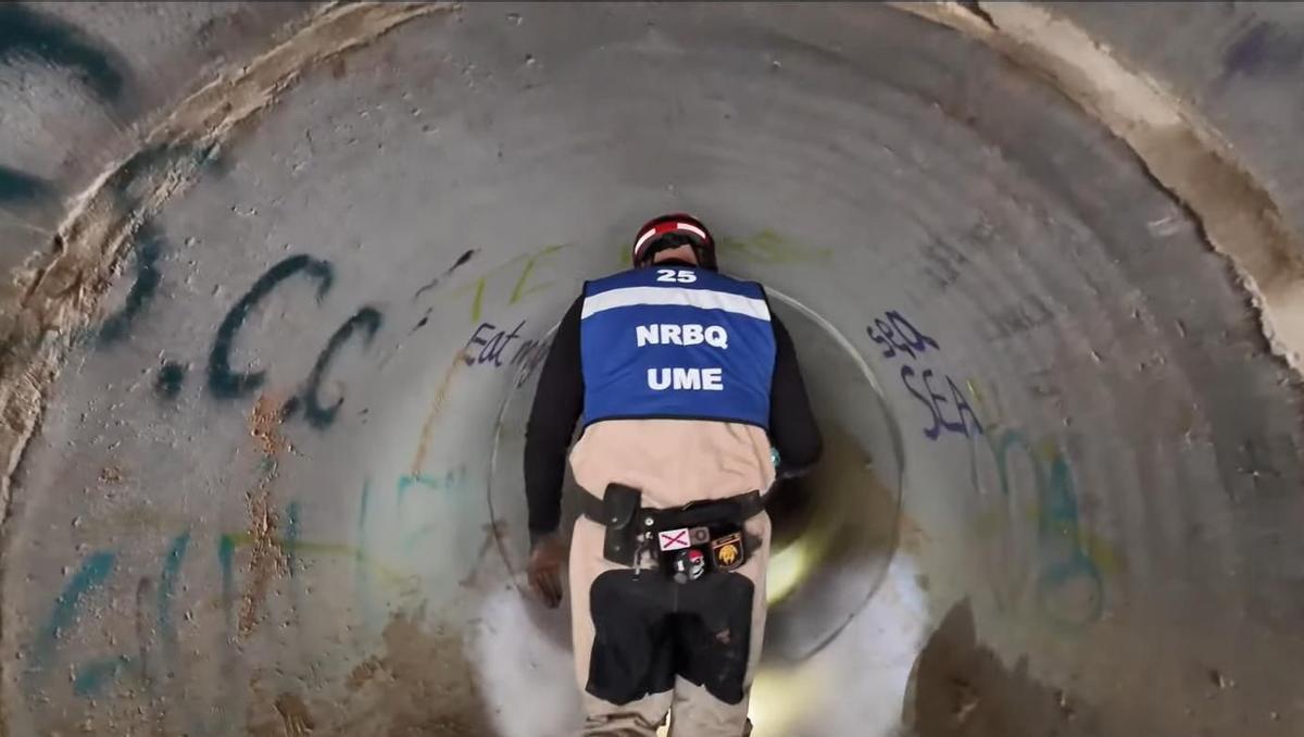 Un soldado del Grupo de Riesgos Tecnológicos de la UME, mide la contaminación tras la dana en un colector de Paiporta