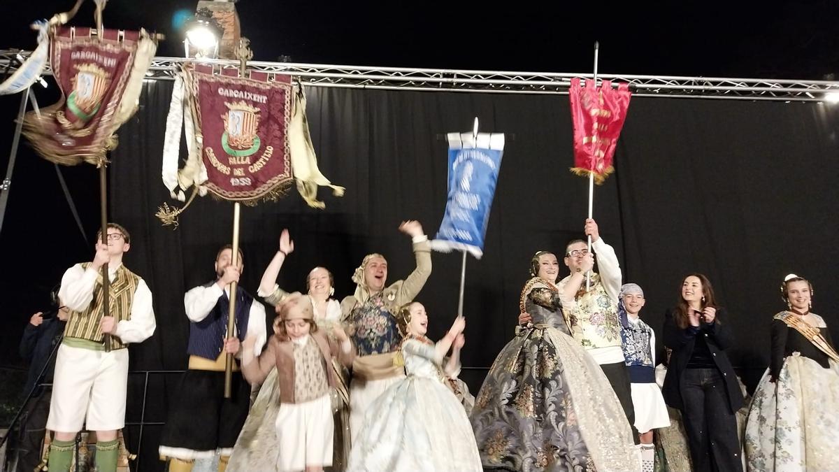 Los representantes de Cánovas, al recoger los banderines con los premios.