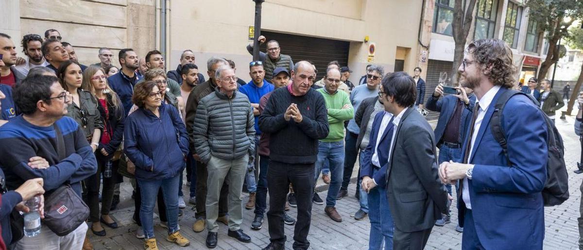 Gabriel Moragues se dirige a  los portavocdes del PSOE y PP, Iago Negueruela y Sebastià Sagreras, en una concentración de los taxistas de Mallorca frente a la sede del Parlament balear.
