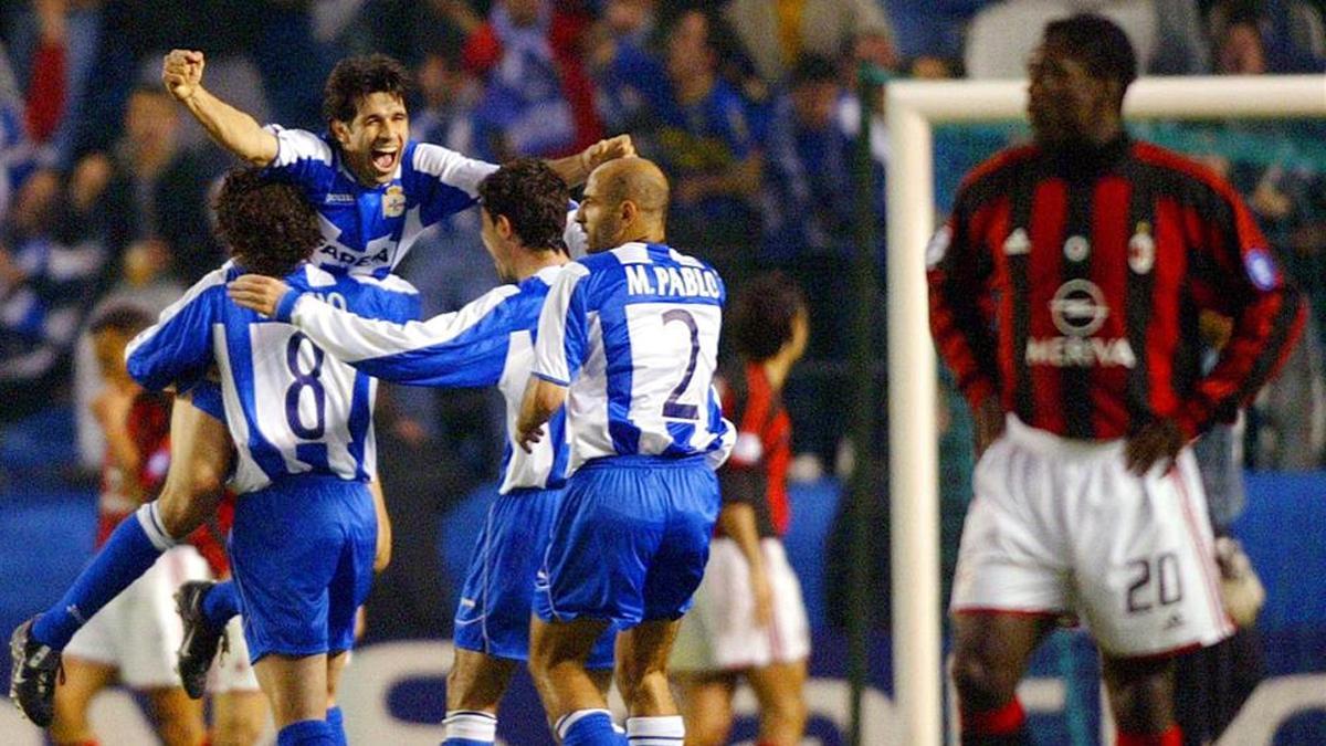 Los jugadores del Deportivo celebran su hazaña ante el Milan