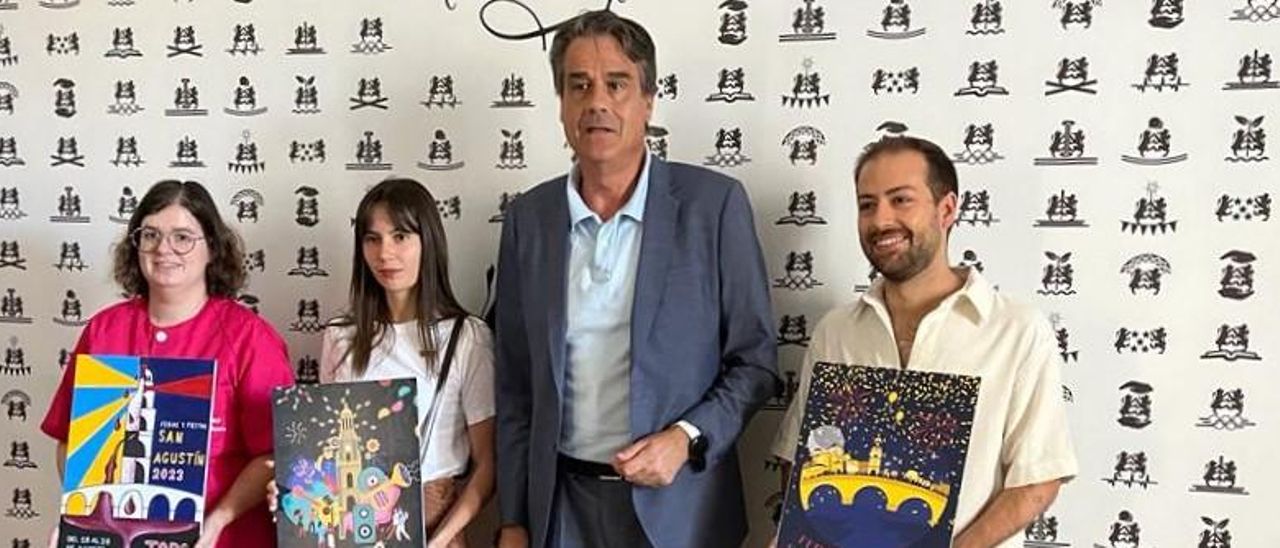 El alcalde (segundo derecha) posa con los tres artistas ganadores del concurso